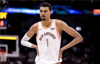 🏀马刺vs鹈鹕前瞻：文班亚马有望复出，马刺能否终结3连败？