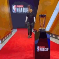 👀小伙子不信邪啊！杰伦·格林在赛前摸了一把NBA杯的冠军奖杯